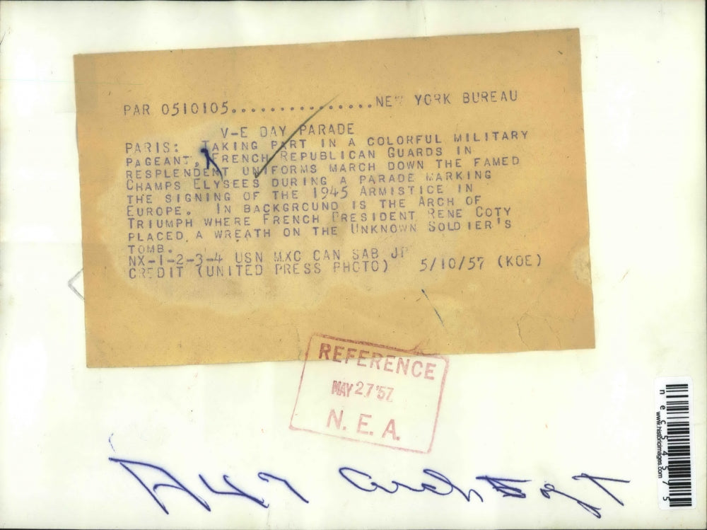 1957 Press Photo French Guards March At Arc De Triomphe On WWII Armistice Day