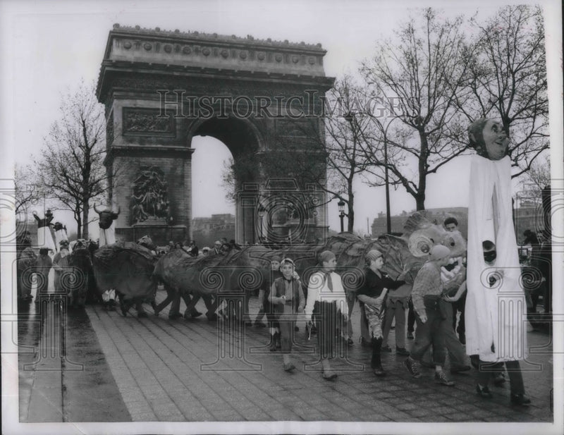 Load image into Gallery viewer, 1957 Press Photo Half-Lent Parade With Pirates And Sea Dragon At Arc De Triomphe
