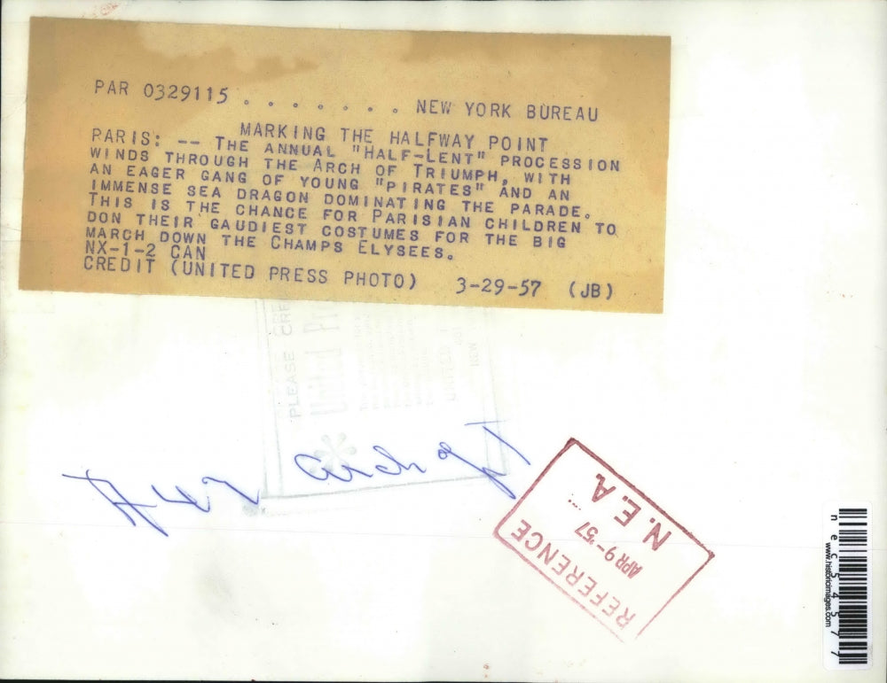 1957 Press Photo Half-Lent Parade With Pirates And Sea Dragon At Arc De Triomphe