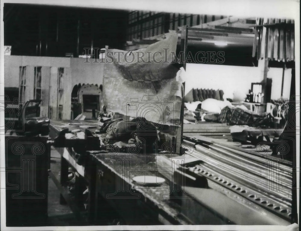 1937 Press Photo Striker Asleep at Workbench at Douglas Aircraft