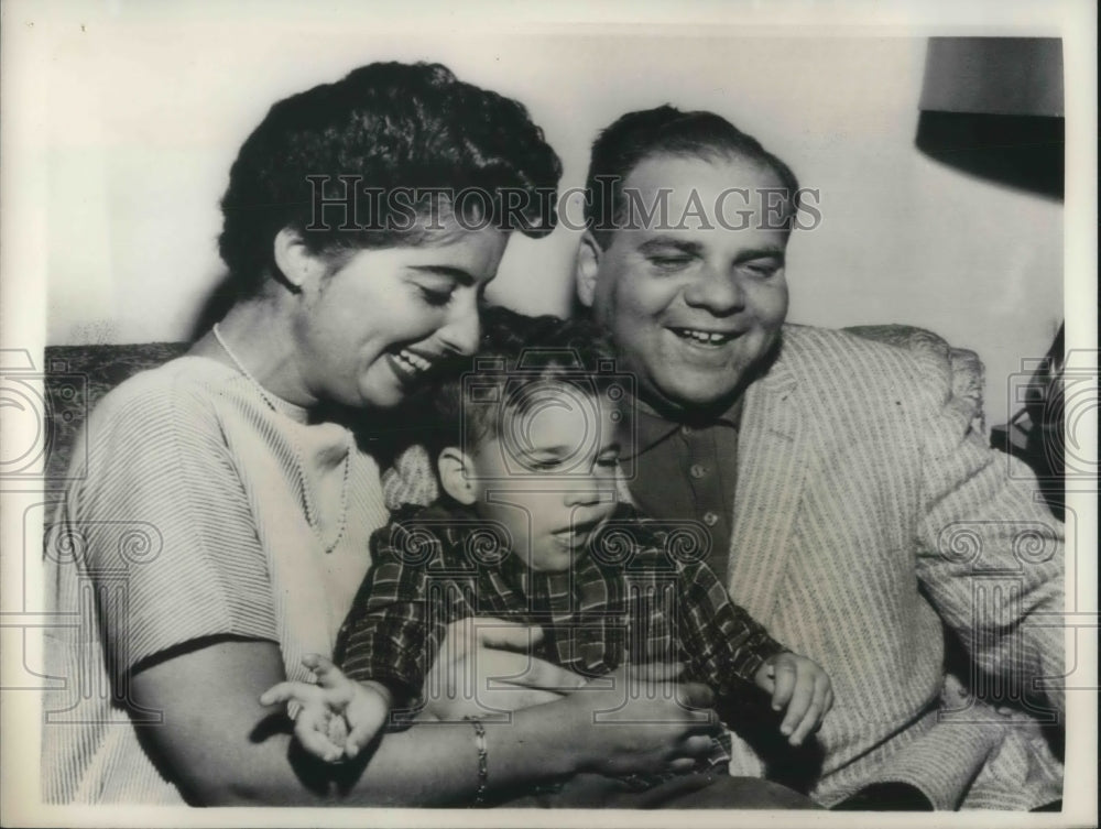 1958 Press Photo Cyril and Dorothy Reitman Joyous Reunion with Son Joel- Historic Images