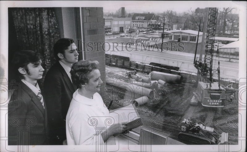 Load image into Gallery viewer, Press Photo Dale Banas, Joseph Dobos, Sister Mary Damien, Cleveland Clinic
