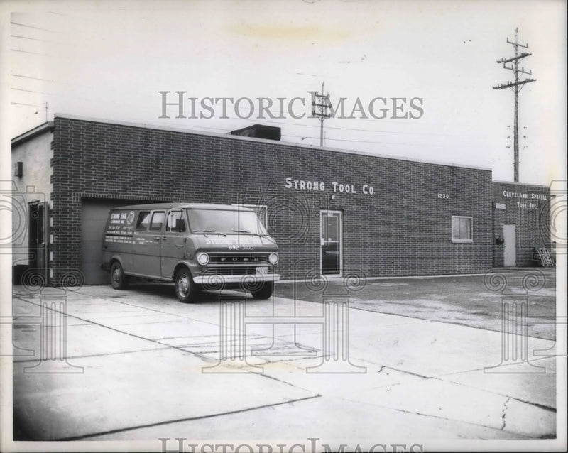 Load image into Gallery viewer, Press Photo Strong Tool Company 1230 East 286th Street, Euclid
