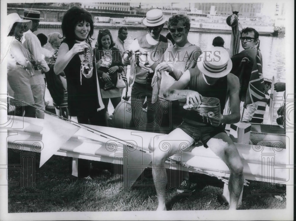 1970 Press Photo Diane Gibson & British team after a race