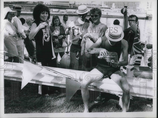 1970 Press Photo Diane Gibson & British team after a race