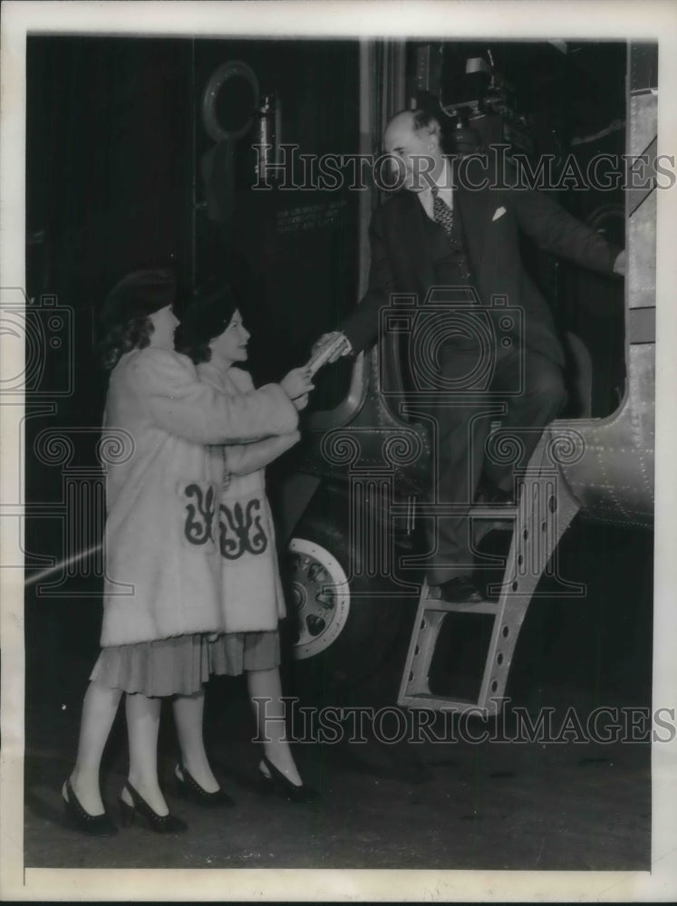 1946 Press Photo Alyce & Ruth Guerin twins letters/sweethearts air mail by