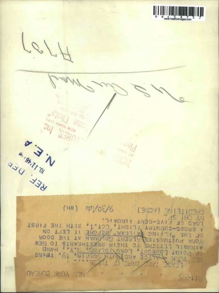 1946 Press Photo Alyce & Ruth Guerin twins letters/sweethearts air mail by