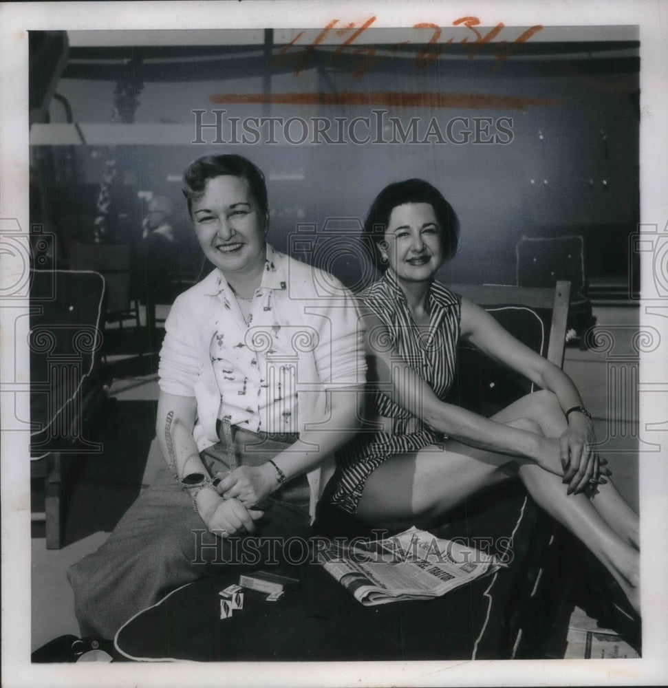 1955 Press Photo Mrs. Joseph Stern And Helen Evans Relax At Phoenix Resort