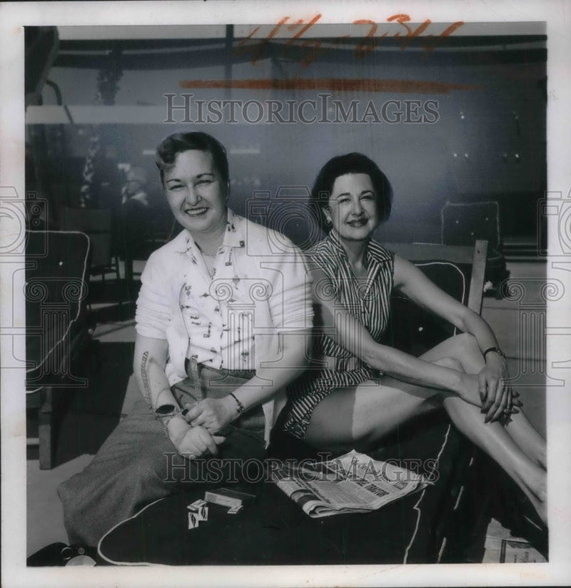 Load image into Gallery viewer, 1955 Press Photo Mrs. Joseph Stern And Helen Evans Relax At Phoenix Resort
