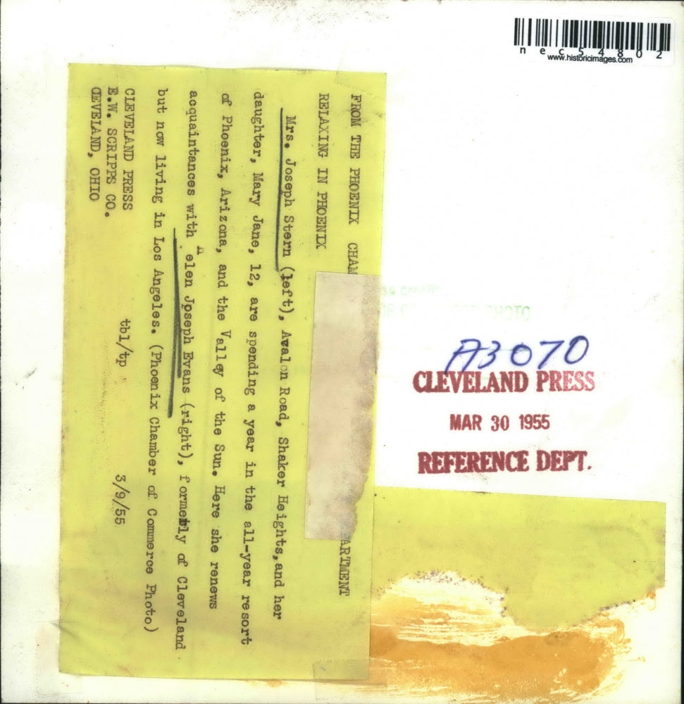 1955 Press Photo Mrs. Joseph Stern And Helen Evans Relax At Phoenix Resort