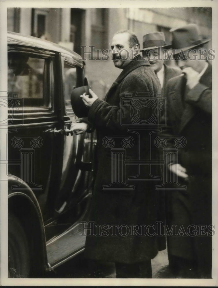 1933 Press Photo Alexander Wells Pleads Not Guilty, Bad Check Charge, New York- Historic Images