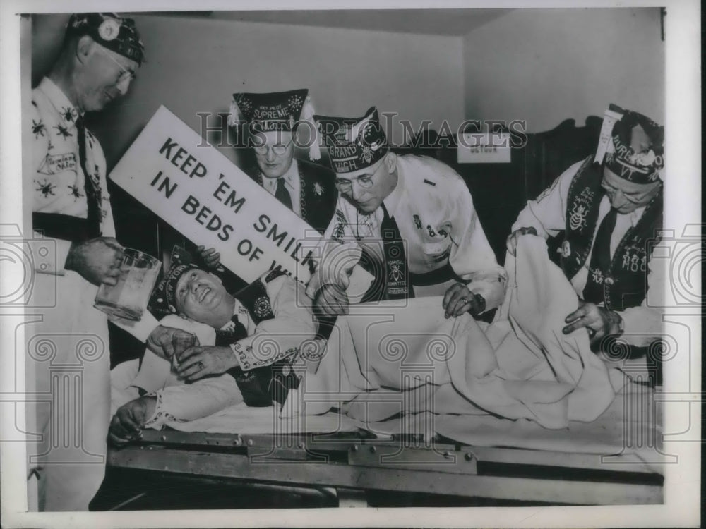 1945 Press Photo Zany Dept of Veterans Of Foreign Wars encamped at Chicago