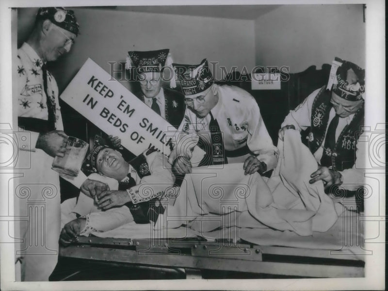 Load image into Gallery viewer, 1945 Press Photo Zany Dept of Veterans Of Foreign Wars encamped at Chicago
