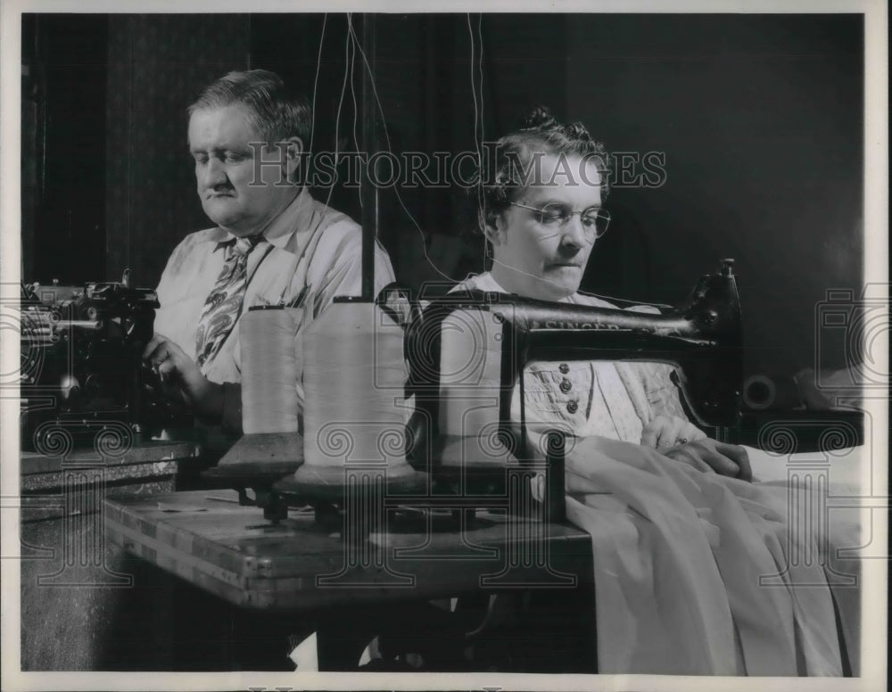 1943 Press Photo Brauner Ostergarrd Sewing Machine