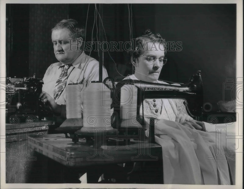 Load image into Gallery viewer, 1943 Press Photo Brauner Ostergarrd Sewing Machine
