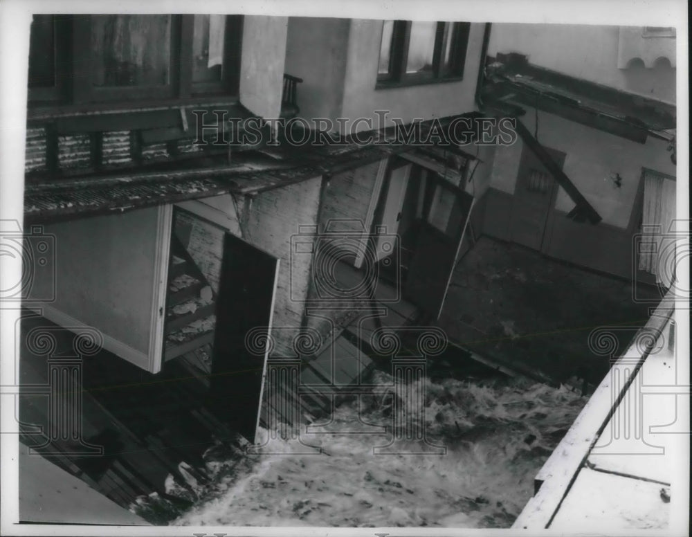 1940 Press Photo Water coming into a house along the ocean front