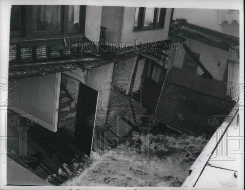Load image into Gallery viewer, 1940 Press Photo Water coming into a house along the ocean front
