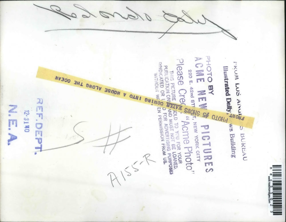 1940 Press Photo Water coming into a house along the ocean front