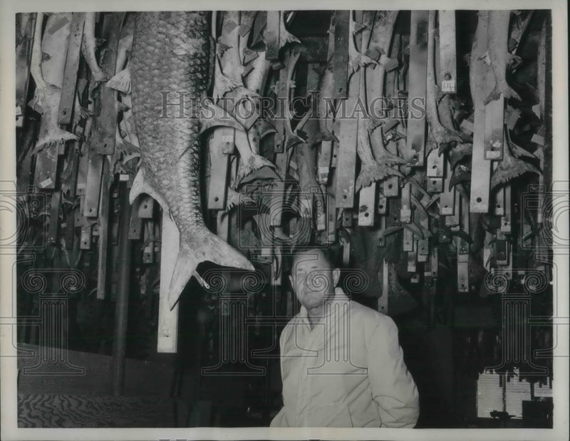 Load image into Gallery viewer, 1960 Press Photo AL Pfleuger, Taxidermist
