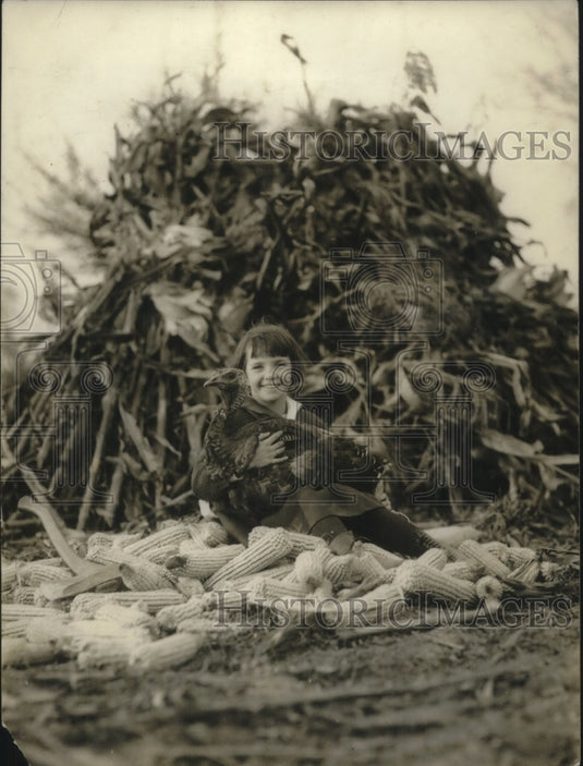 1922 Press Photo Girl holds a Turkey for Thanksgiving.
