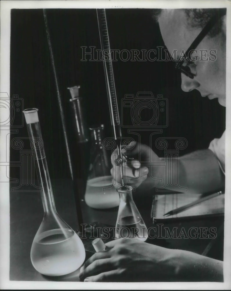1952 Press Photo American Optical Company develops plastic safety lenses
