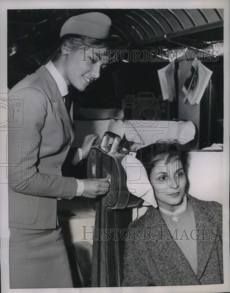 Load image into Gallery viewer, 1959 Press Photo Pretty Roman Stewardess Rimoldi Tunes Radio On Italian Train
