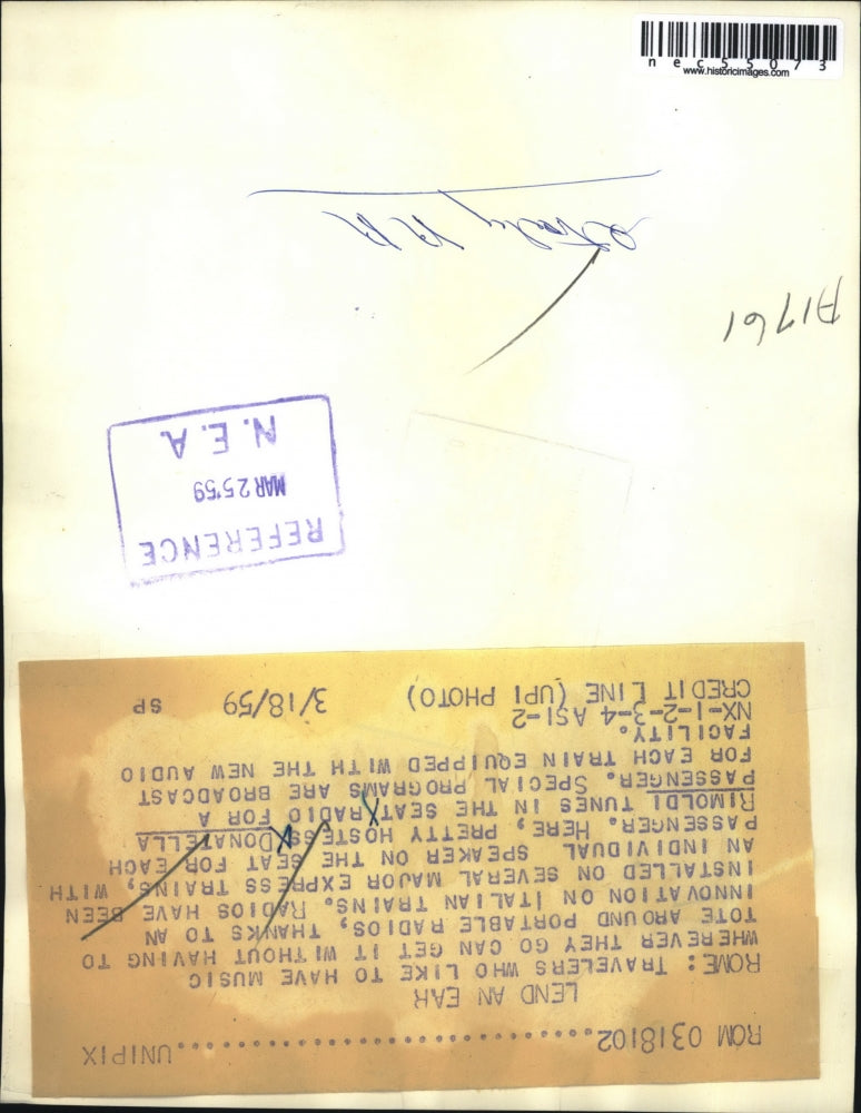 1959 Press Photo Pretty Roman Stewardess Rimoldi Tunes Radio On Italian Train