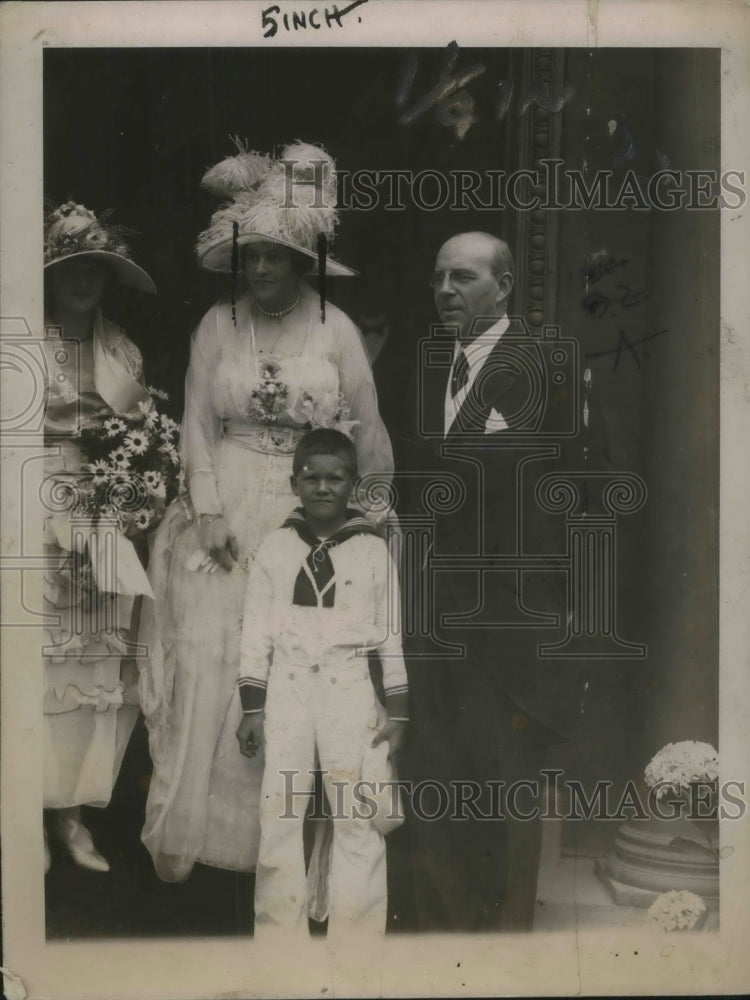 1921 Press Photo Mr. and Mrs. James A. Stillwart and son Alexander