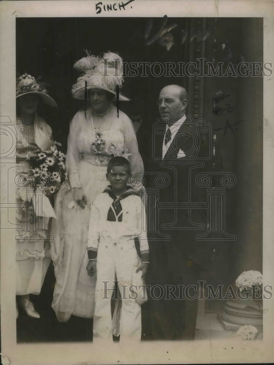 1921 Press Photo Mr. and Mrs. James A. Stillwart and son Alexander