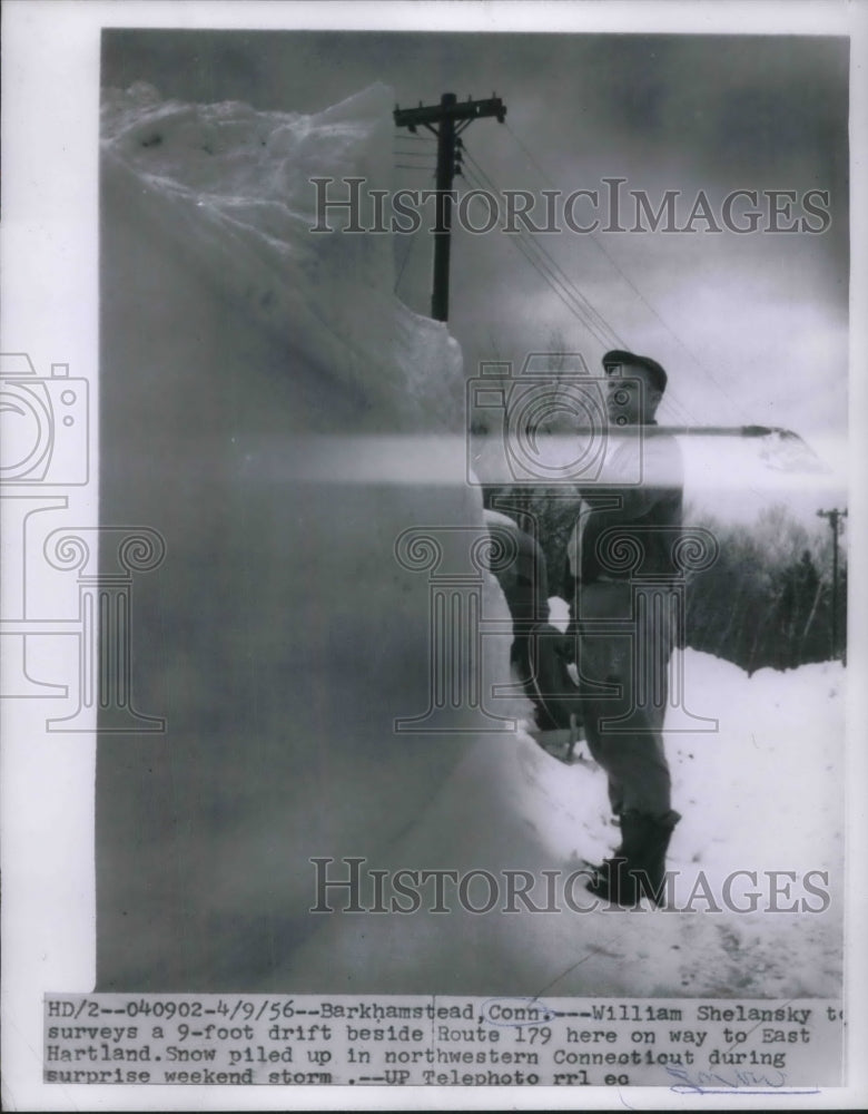 1956 Press Photo Barkhamstead, Conn Wm Shelansky & 9 ft snow drifts