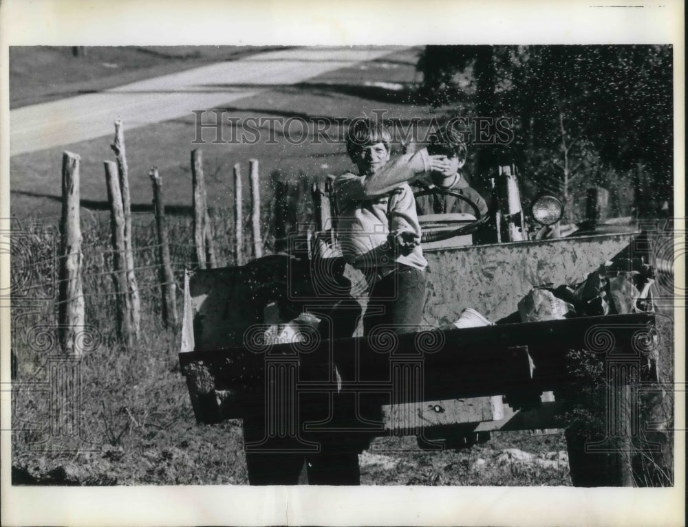 1975 Press Photo A front end loader used to sow a field near Lecanto in Florida