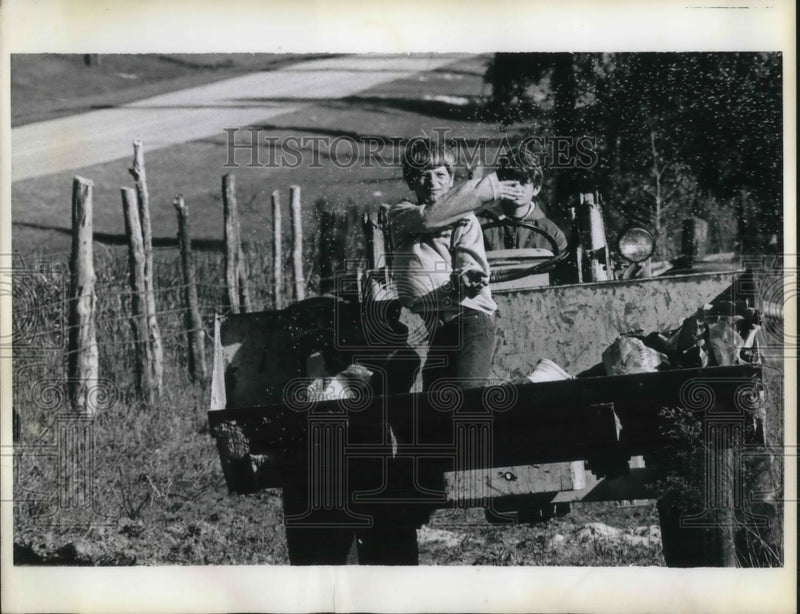 Load image into Gallery viewer, 1975 Press Photo A front end loader used to sow a field near Lecanto in Florida
