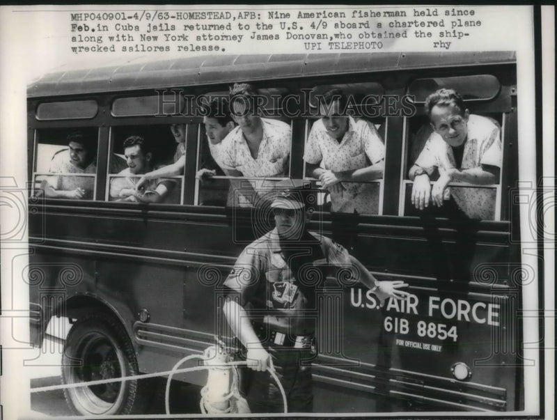Load image into Gallery viewer, 1963 Press Photo 9 American fisherman held in Cuban jails returned to the US
