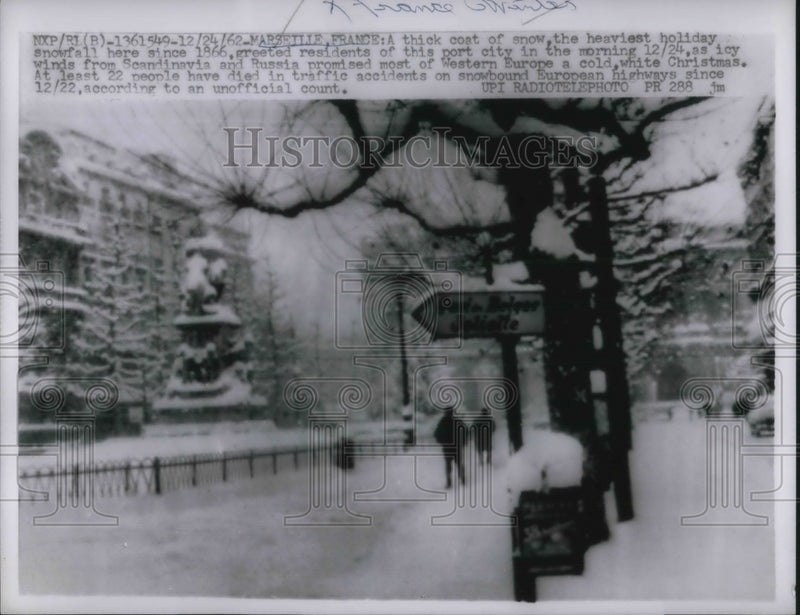 Load image into Gallery viewer, 1962 Press Photo Heavy Snow During Christmas Holiday in Marseille, France
