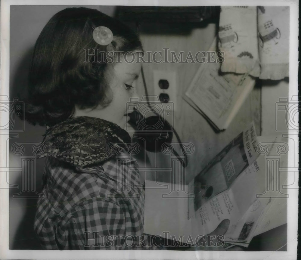 1955 Press Photo Lora May Gerdsen, Pet Bobwhite Bird, Petersburg, Kansas