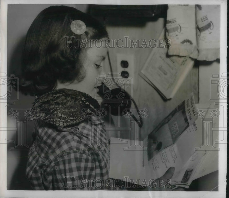 Load image into Gallery viewer, 1955 Press Photo Lora May Gerdsen, Pet Bobwhite Bird, Petersburg, Kansas
