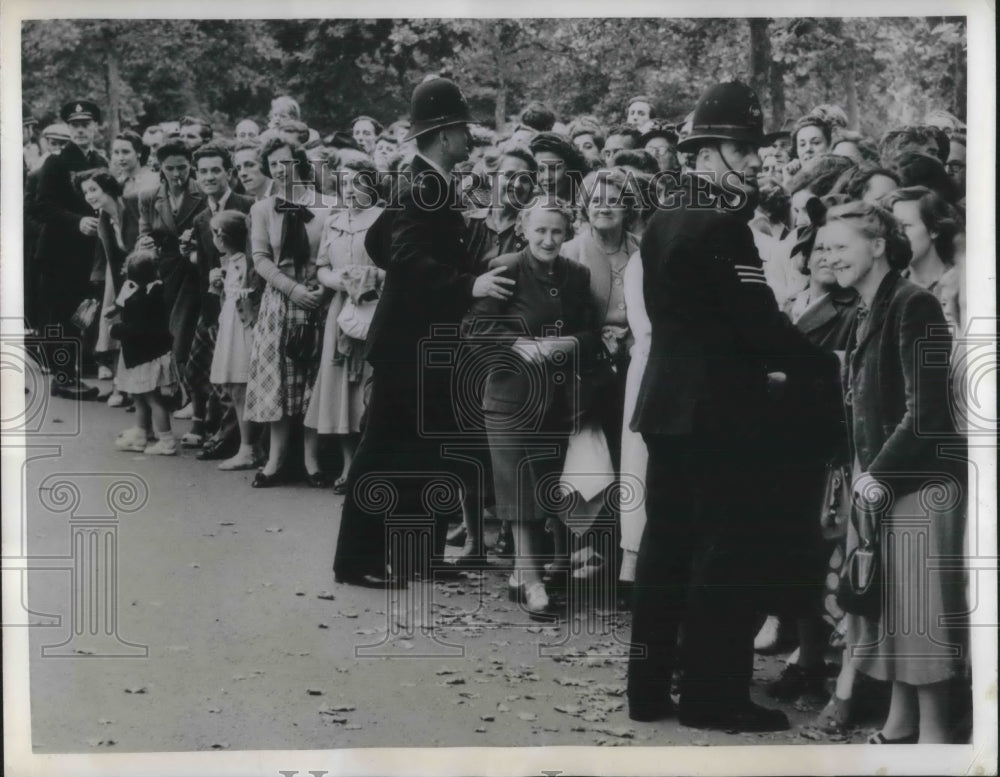 1950 Press Photo Crowd Awaits Royal Birth - nec55554- Historic Images