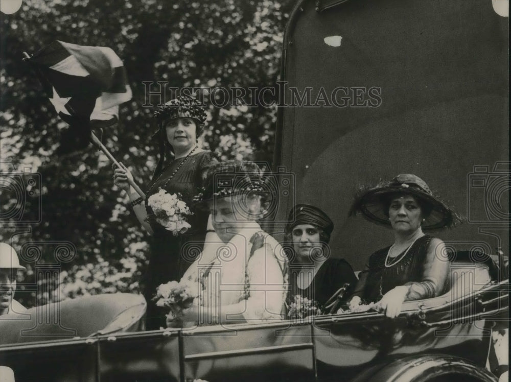 1921 Press Photo Madam Silva with the Cuban colors, madam Gimenex, and Madam- Historic Images