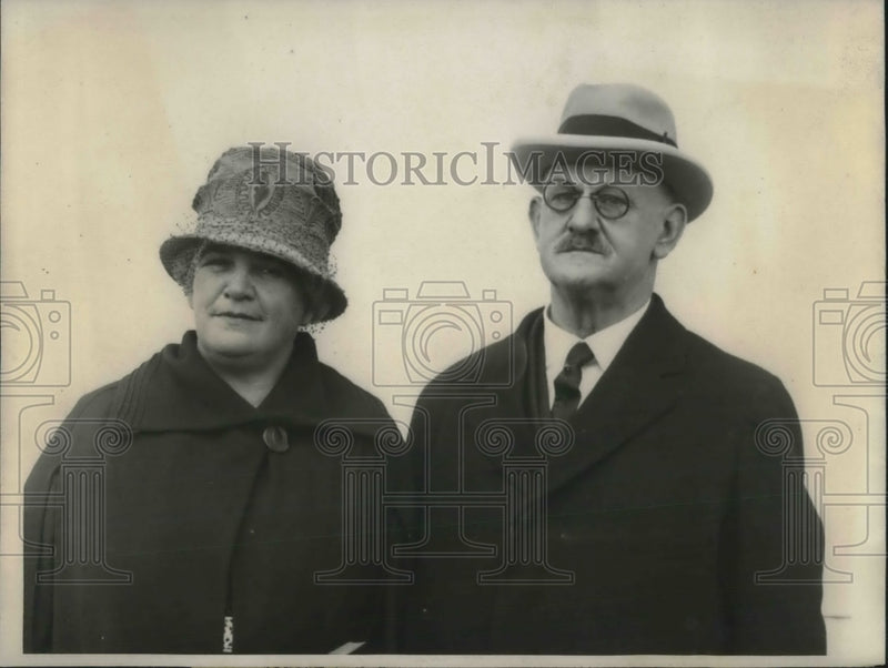 Load image into Gallery viewer, 1923 Press Photo Harold Smith and wife Harold was the dean of ship news
