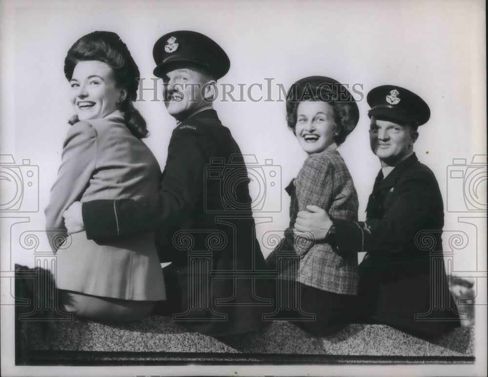 1943 Press Photo American Girls Steal Attention Of WWII Australian Soldiers- Historic Images