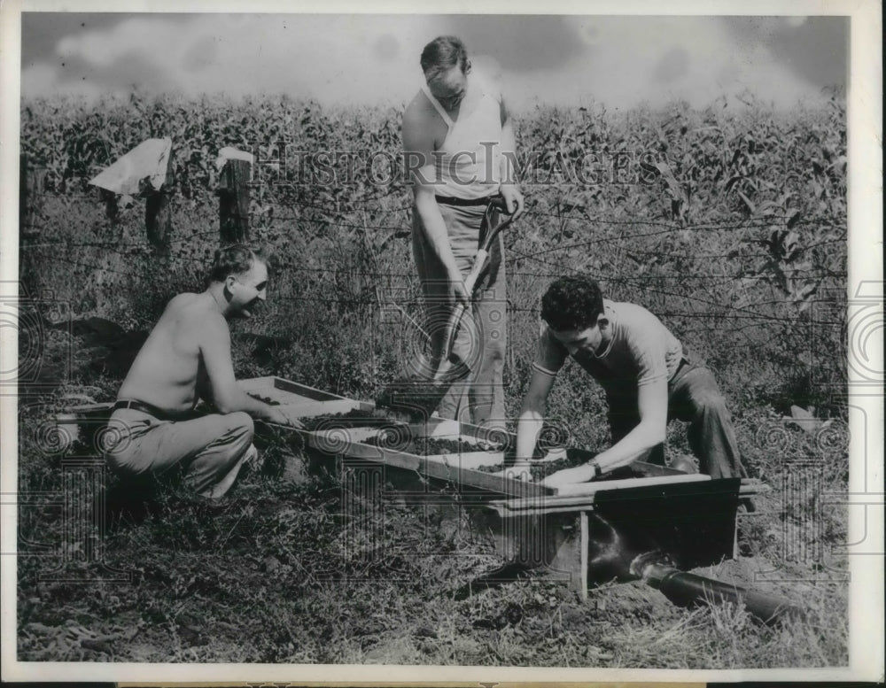 1944 Press Photo Roy Anderson, C Carr, T Ladd Search for Bullets, Bloomington