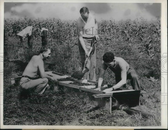 1944 Press Photo Roy Anderson, C Carr, T Ladd Search for Bullets, Bloomington