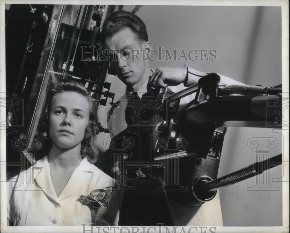 1942 Press Photo X-raying the skull at the University of Pennsylvania Crothers