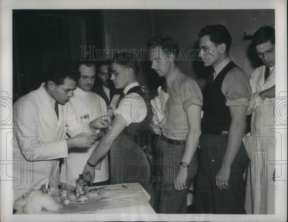 1941 Press Photo Med students get shots fromDr. Itzyee Harriss. Robert Hartford