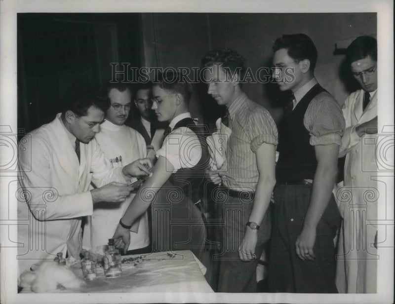 Load image into Gallery viewer, 1941 Press Photo Med students get shots fromDr. Itzyee Harriss. Robert Hartford
