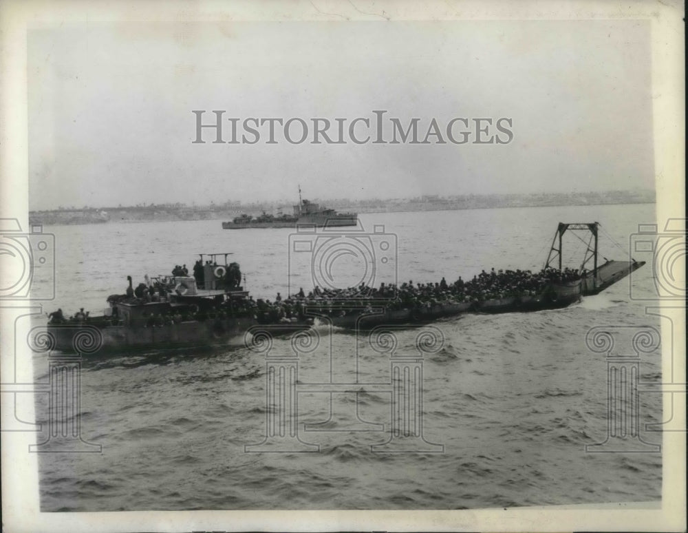 1943 Press Photo A British landing Barge off the shore of Tripoli - nec55608- Historic Images