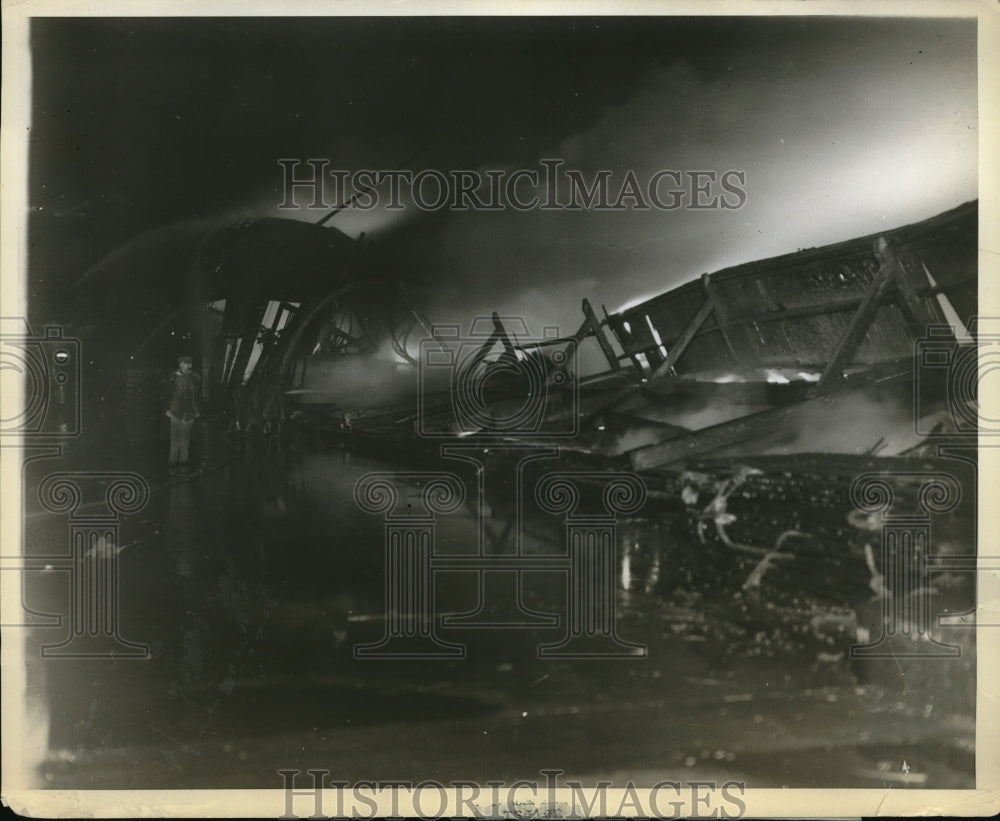 1930 Press Photo Fire Destroys Lamport & Holt Pier, North River, New Jersey