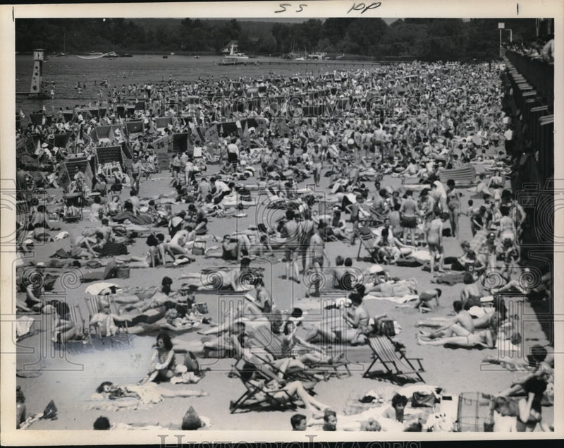 Load image into Gallery viewer, 1961 Press Photo West Berliners On Beach Don't Care About Cold War Crisis
