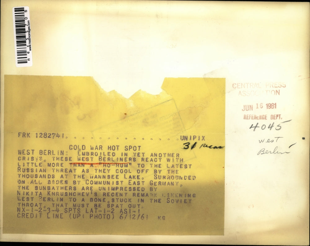 1961 Press Photo West Berliners On Beach Don't Care About Cold War Crisis