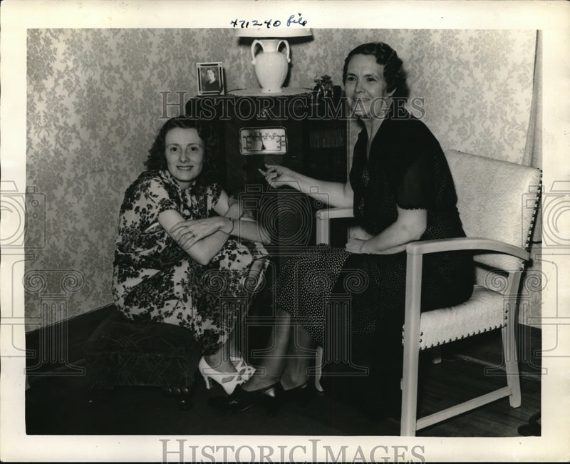 Load image into Gallery viewer, 1938 Press Photo Ethel Pickerine at radio with sister
